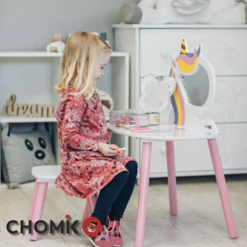 Стілець з райдужним малюнком: