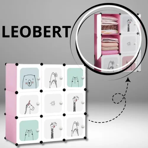 Дверь закрывается на магнит: