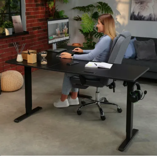 Простора стільниця з функціональними деталями